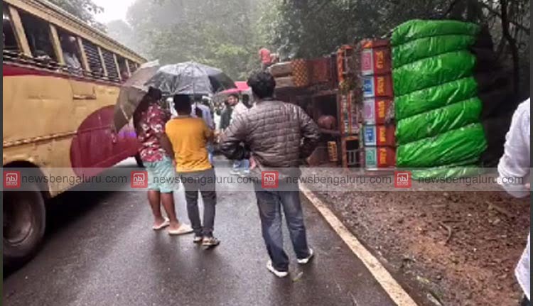 മാക്കൂട്ടം ചുരത്തില് ലോറി മറിഞ്ഞ് അപകടം; ഒരു മരണം