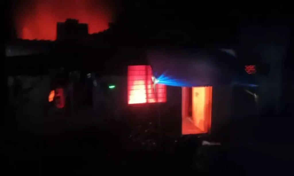 ഇടുക്കിയിൽ രണ്ട് വീടുകള്‍ക്ക് തീയിട്ടു; ആക്രമണം വീട്ടില്‍ ആളില്ലാത്ത സമയത്ത്