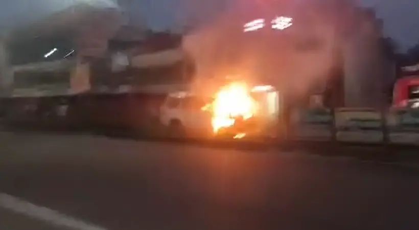 ഓടിക്കൊണ്ടിരുന്ന കാറിന് തീപിടിച്ചു; ആളപായമില്ല