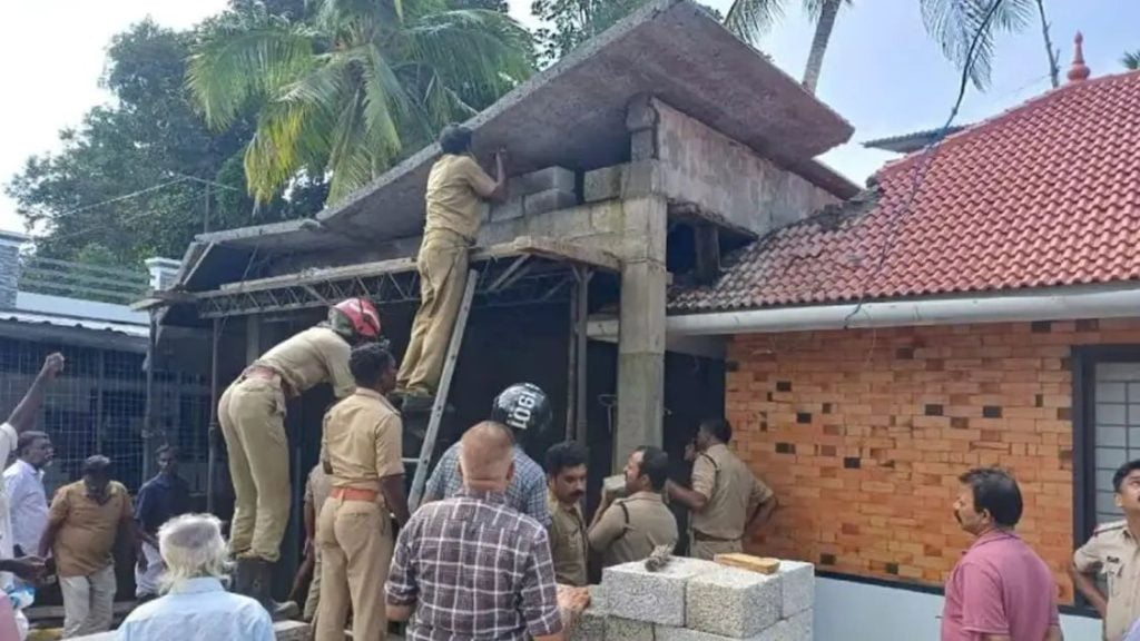 വീടിന്റെ തട്ട് പൊളിക്കുന്നതിനിടെ കോണ്ക്രീറ്റ് മേല്ക്കൂര തകര്ന്ന് അപകടം; 2 പേര് മരിച്ചു