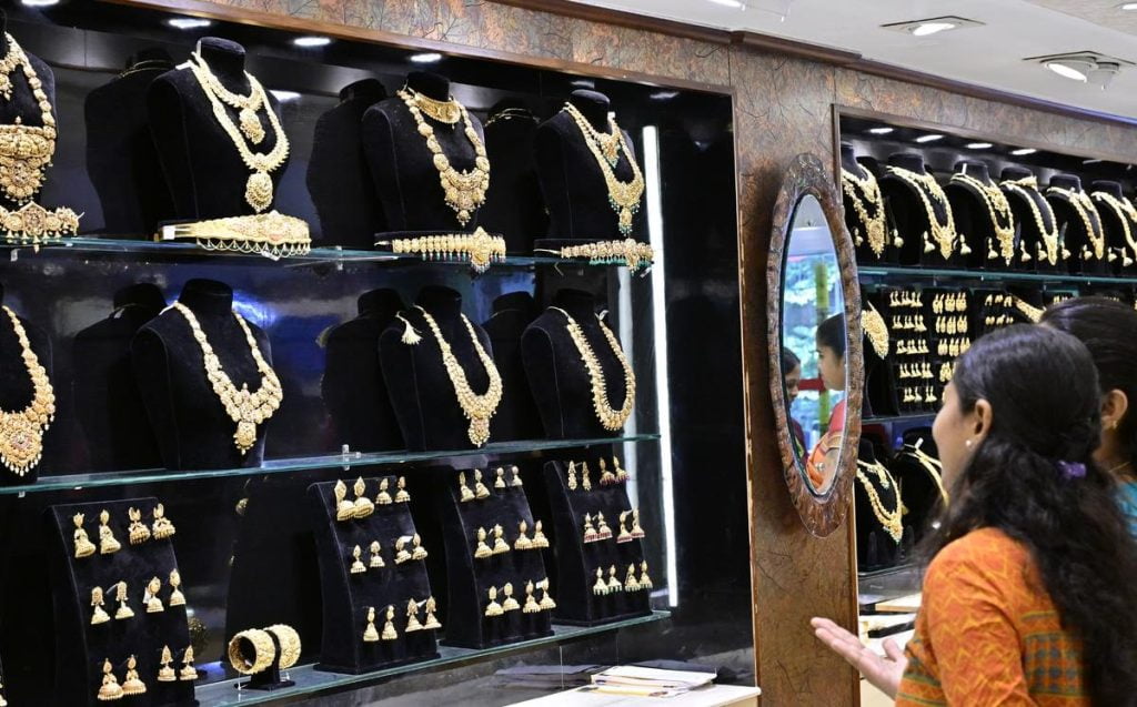 ജ്വല്ലറി ഉടമയെ തോക്ക് ചൂണ്ടി കവർച്ച ചെയ്തു