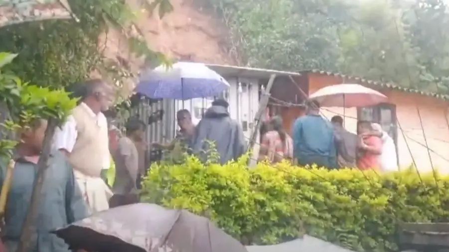 മൂന്നാറില്‍ വീടിന് മുകളിലേക്ക് മണ്ണിടിഞ്ഞു വീണ് സ്ത്രീ മരിച്ചു