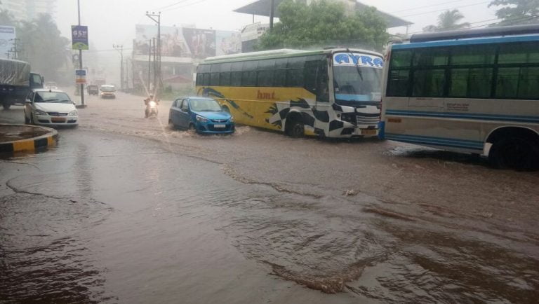കനത്ത മഴ; കർണാടകയുടെ തീരദേശ ജില്ലകളിൽ ഇന്ന് റെഡ് അലര്‍ട്ട്, ദക്ഷിണ കന്നഡ ജില്ലയിൽ സ്കൂളുകൾക്ക് അവധി
