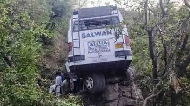 തീര്‍ത്ഥാടകര്‍ സഞ്ചരിച്ച ബസിന് നേരെ ഭീകരാക്രമണം; 10 പേര്‍ മരിച്ചു