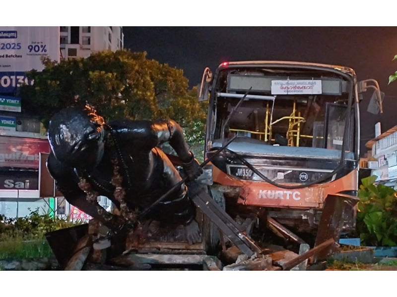 കെ.എസ്.ആർ.ടി.സി ബസിടിച്ച് തൃശൂരിലെ ശക്തൻ തമ്പുരാൻ പ്രതിമ തകർന്നു;  മൂന്നുപേർക്ക് പരുക്ക്