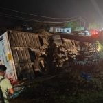 സ്വകാര്യ ബസ് മറിഞ്ഞ് രണ്ട് മരണം