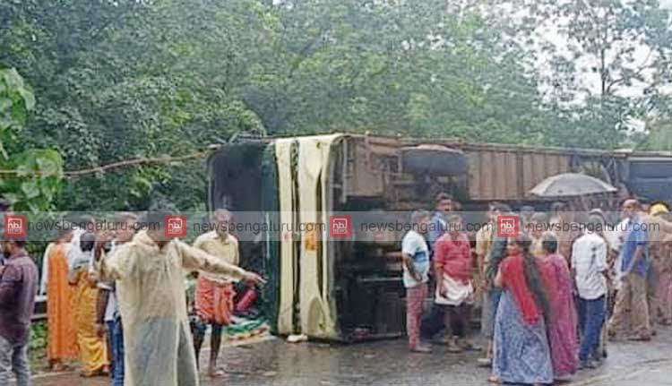 ബെംഗളൂരുവില്‍ നിന്നുള്ള ടൂറിസ്റ്റ് ബസ് പാലാ തൊടുപുഴ റോഡില്‍ മറിഞ്ഞ് അപകടം; 18 പേര്‍ക്ക് പരുക്ക് മൂന്നുപേരുടെ നില ഗുരുതരം