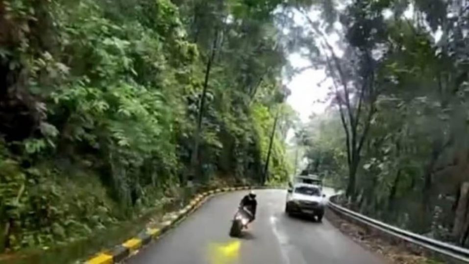 ജീപ്പിനെ ഓവർടേക്ക് ചെയ്തെത്തിയ ബൈക്ക് ബസിന് മുന്നിലേക്ക് ഇടിച്ചുകയറി; 18 വയസുകാരൻ മരിച്ചു