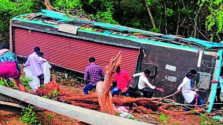 നിയന്ത്രണം വിട്ട ബസ് മറിഞ്ഞ് 26 യാത്രക്കാർക്ക് പരുക്ക്