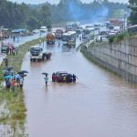 ബെംഗളൂരുവിൽ മണിക്കൂറുകളോളം പെയ്ത് കനത്ത മഴ; റോഡുകളിൽ വെള്ളക്കെട്ടുകൾ രൂപപ്പെട്ടു