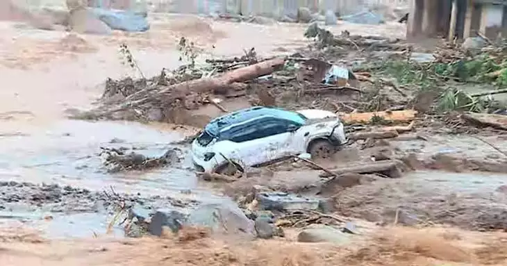 വയനാട് ഉരുൾപൊട്ടലിൽ മരണം 120 കടന്നു; രക്ഷാപ്രവർത്തനം രാത്രിയും തുടരുന്നു