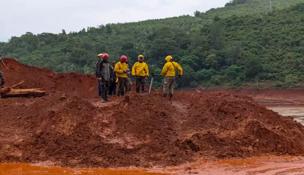 മണ്ണിടിച്ചിൽ; രക്ഷാദൗത്യത്തിനായി കോസ്റ്റൽ ഗാർഡിന്റെ ഹെലികോപ്റ്ററും