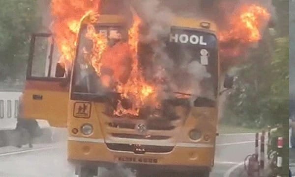 എറണാകുളം കുണ്ടന്നൂരില് സ്കൂള് ബസിന് തീപിടിച്ചു