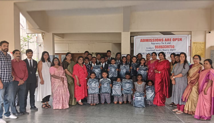 നിര്‍ധന വിദ്യാര്‍ഥികള്‍ക്ക് പഠനോപകരണങ്ങൾ വിതരണം ചെയ്തു