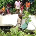 കോഴിക്കോട് തൊട്ടില്‍പ്പാലത്ത് കാര്‍ കൊക്കയിലേക്ക് മറിഞ്ഞ് ഒരു മരണം; ഒരാള്‍ക്ക് ഗുരുതര പരുക്ക്