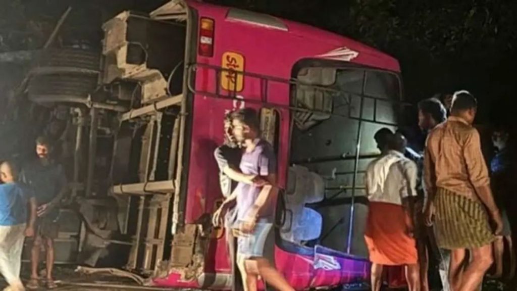 സ്വകാര്യ ബസ് നിയന്ത്രണം വിട്ട് മറി‌‍ഞ്ഞ് നിരവധി പേര്‍ക്ക് പരുക്ക്; രണ്ടു പേരുടെ നില ഗുരുതരം