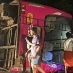 സ്വകാര്യ ബസ് നിയന്ത്രണം വിട്ട് മറി‌‍ഞ്ഞ് നിരവധി പേര്‍ക്ക് പരുക്ക്; രണ്ടു പേരുടെ നില ഗുരുതരം