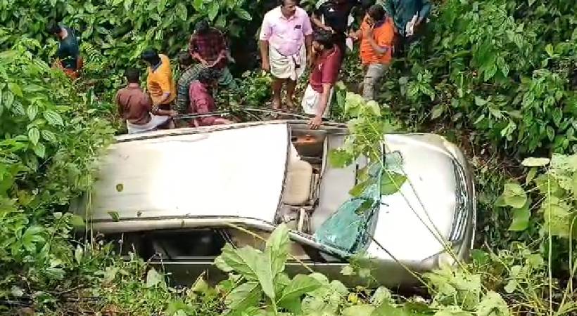 കോഴിക്കോട് തൊട്ടില്‍പ്പാലത്ത് കാര്‍ കൊക്കയിലേക്ക് മറിഞ്ഞ് ഒരു മരണം; ഒരാള്‍ക്ക് ഗുരുതര പരുക്ക്