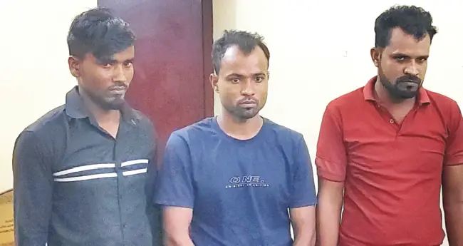 ട്രെയിൻ വരുന്നത് കണ്ടു പുഴയിലേക്ക് ചാടിയത് വ്യാജ നിധി തട്ടിപ്പുസംഘം; പിടികൂടിയത് സാഹസികമായി