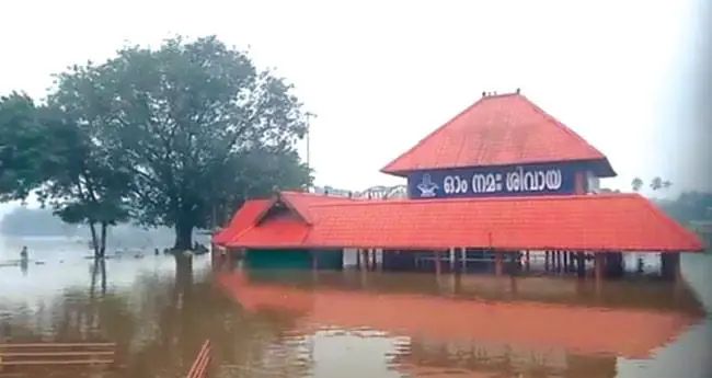 പെരിയാര്‍ കരകവിഞ്ഞു: ആലുവ ശിവക്ഷേത്രം വെള്ളത്തിലായി
