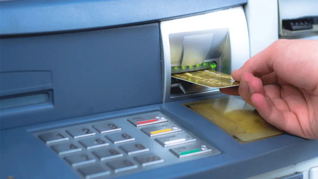 എടിഎമ്മില്‍ നിറയ്ക്കാന്‍ ഏല്‍പ്പിച്ച പണത്തില്‍ നിന്നും 25 ലക്ഷം ജീവനക്കാര്‍ തട്ടിയെടുത്തു