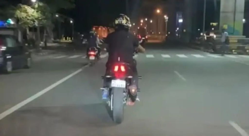 തീ തുപ്പുന്ന ബൈക്കില്‍ അഭ്യാസം: യുവാവിന്‍റെ ലൈസൻസ് സസ്പെൻഡ് ചെയ്തു