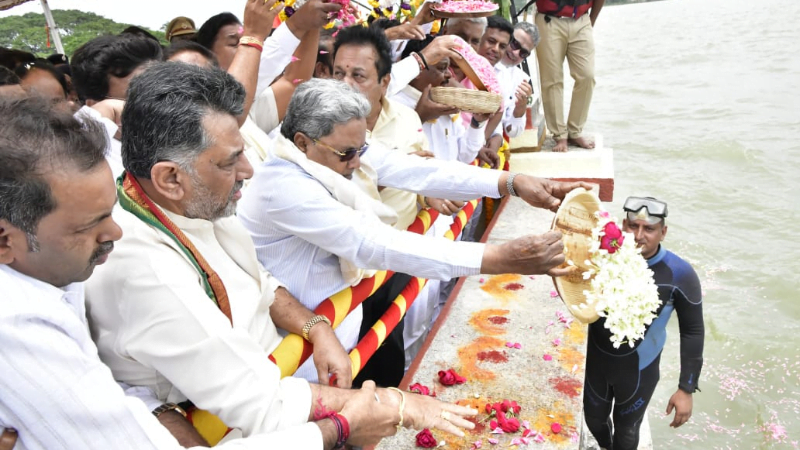 കാവേരി നദിയിൽ ബഗിന സമർപ്പണം നടത്തി സിദ്ധരാമയ്യ