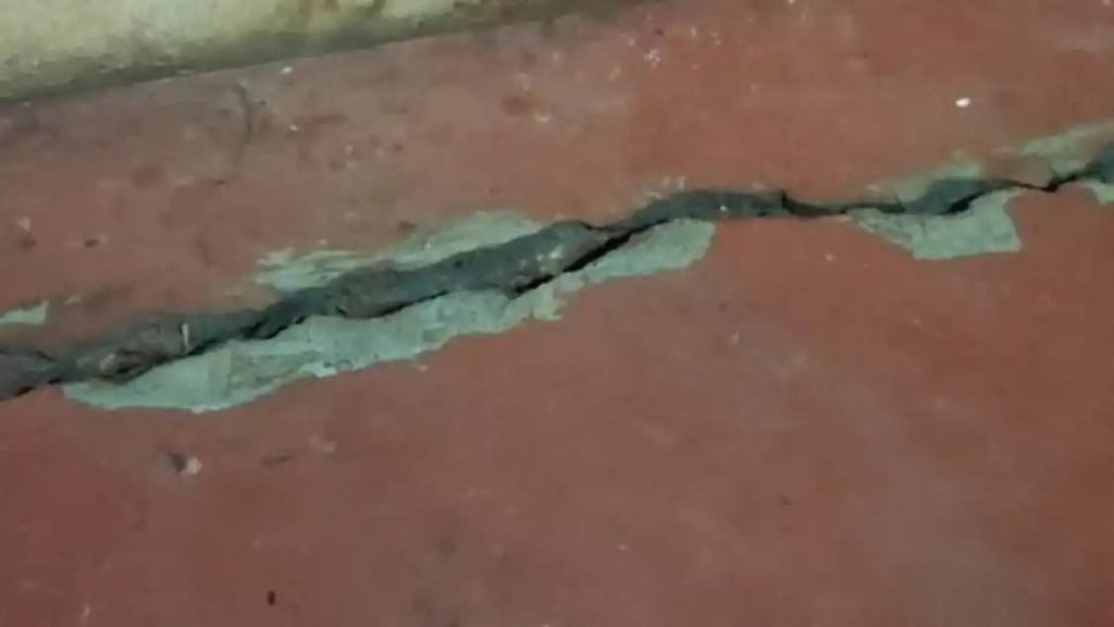 കാസറഗോഡ് ഭൂമിയില് വിള്ളല് രൂപപ്പെട്ടു; ആറ് കുടുംബങ്ങളെ മാറ്റി പാര്പ്പിക്കും