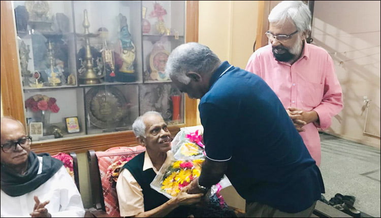 കെസിആർ നമ്പ്യാർക്ക് യാത്രയയപ്പ് നൽകി