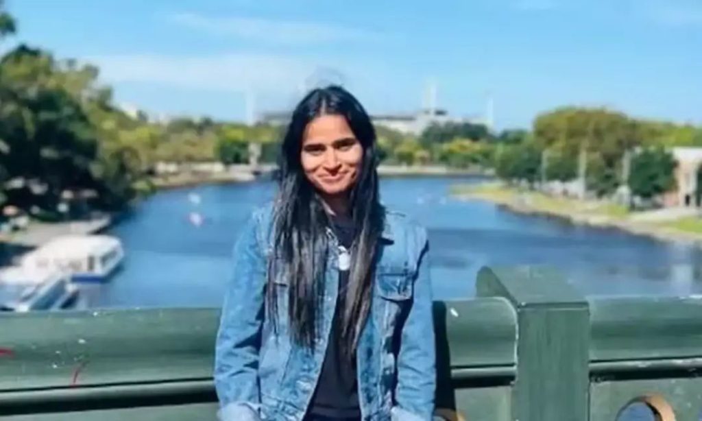 നാല് വര്‍ഷത്തിന് ശേഷം നാട്ടിലേക്ക് മടങ്ങവേ ഇന്ത്യൻ വംശജയായ യുവതി വിമാനത്തില്‍ മരിച്ചു