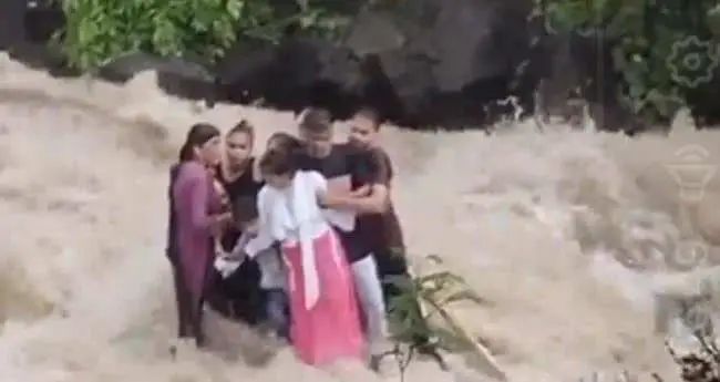 അപ്രതീക്ഷിത മലവെള്ളപ്പാച്ചിലില് അകപ്പെട്ട കുടുംബത്തിലെ 5 പേര്ക്ക് ദാരുണാന്ത്യം; നടുക്കുന്ന ദൃശ്യങ്ങള്