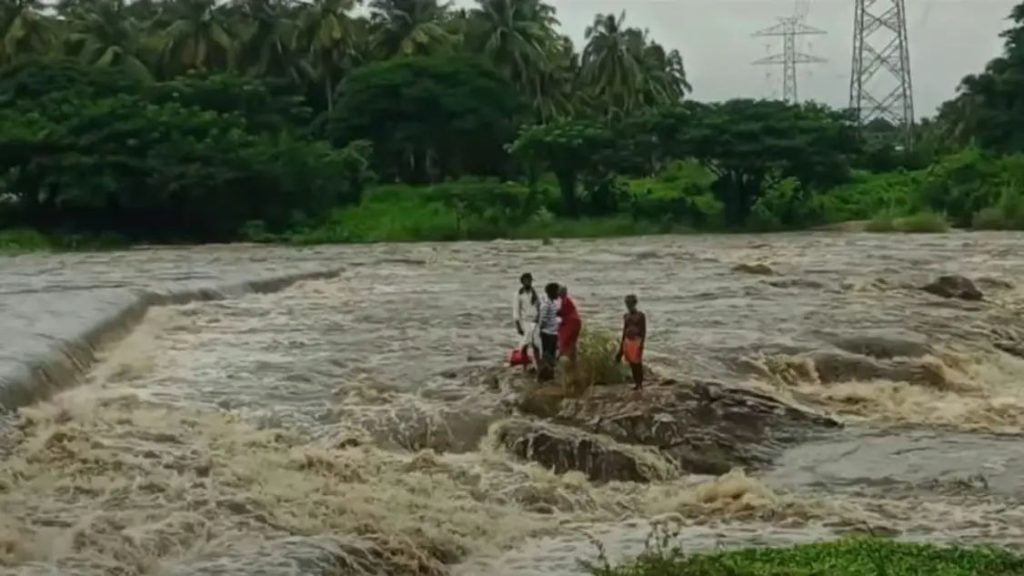 കുത്തിയൊഴുകുന്ന പുഴയുടെ നടുവില്‍ കുടുങ്ങി നാല് പേര്‍; സാഹസികമായി രക്ഷപ്പെടുത്തി