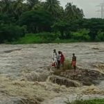 കുത്തിയൊഴുകുന്ന പുഴയുടെ നടുവില്‍ കുടുങ്ങി നാല് പേര്‍; സാഹസികമായി രക്ഷപ്പെടുത്തി