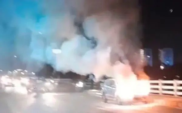 ഓടുന്ന കാറിന് തീപിടിച്ചു: യാത്രക്കാര്‍ രക്ഷപ്പെട്ടത് തലനാരിഴയ്‌ക്ക്