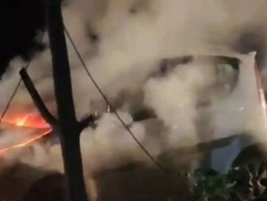 ഓടിക്കൊണ്ടിരുന്ന കാറിന് തീപിടിച്ചു; യാത്രക്കാര്‍ രക്ഷപ്പെട്ടത് തലനാരിഴക്ക്