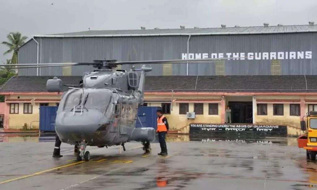 മുണ്ടക്കൈയില്‍ രക്ഷാപ്രവര്‍ത്തനം ഊര്‍ജിതം; ഹെലികോപ്റ്ററില്‍ ഭക്ഷണക്കിറ്റുകള്‍ എത്തിച്ചു