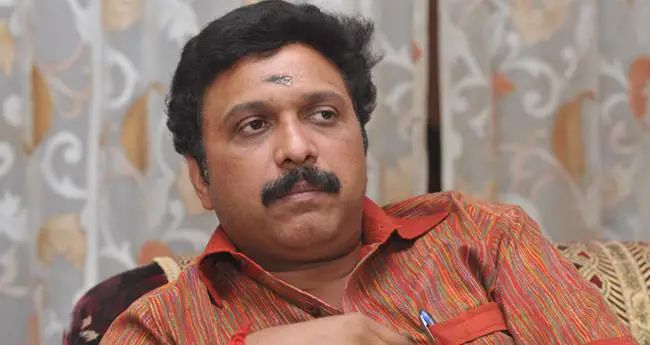 ഇതൊന്നും നടക്കുന്ന കാര്യമല്ല; ബൈക്കിന്റെ പിന്നിലിരുന്ന് സംസാരിച്ചാല്‍ നടപടിയെടുക്കാനാവില്ലെന്ന് കെ.ബി.ഗണേഷ് കുമാര്‍