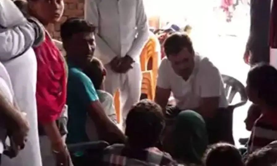 ഹത്രാസ് ഇരകളുടെ കുടുംബാംഗങ്ങളെ സന്ദർശിച്ച് രാഹുല് ഗാന്ധി