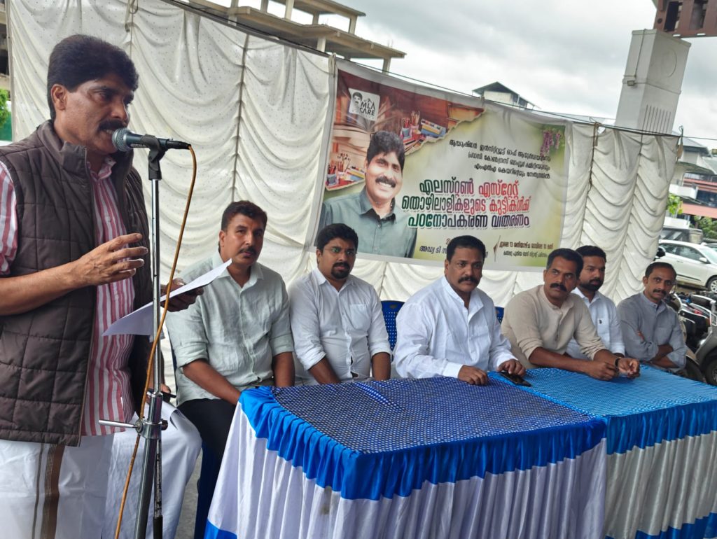 സ്നേഹസാന്ത്വനം; പഠനോപകരണങ്ങൾ വിതരണം ചെയ്തു