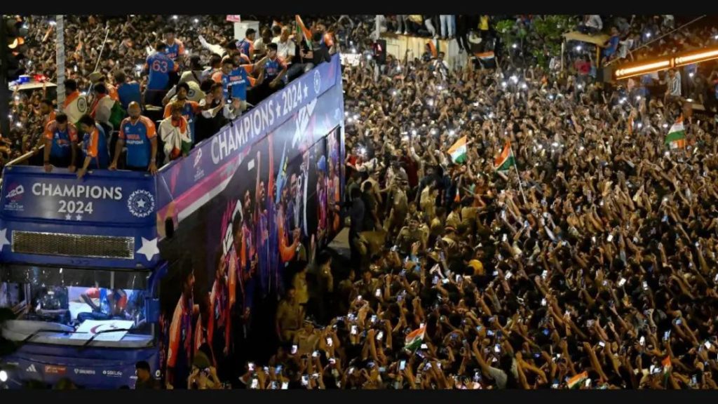 ഇന്ത്യൻ ടീമിനെ കാണാൻ ഒത്തുകൂടി; തിക്കിലും തിരക്കിലും പെട്ട് നിരവധി പേര്‍ക്ക് പരുക്ക്