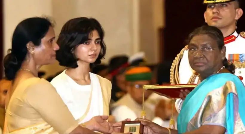 മരണാനന്തര ബഹുമതിയായി ക്യാപ്റ്റന് സിംഗിന് കീര്ത്തി ചക്ര സമ്മാനിച്ചു