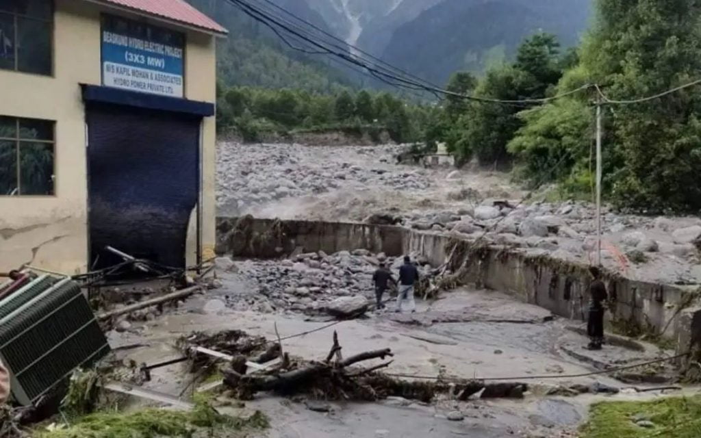 മേഘവിസ്ഫോടനത്തെതുടര്ന്ന് കുളുവില് മിന്നല് പ്രളയം; 2 വീടുകള് ഒലിച്ചു പോയി