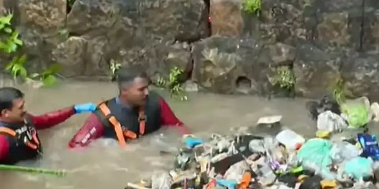 തോട് വൃത്തിയാക്കുന്നതിനിടെ തൊഴിലാളിയെ കാണാതായി