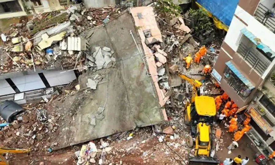 മുംബൈയില്‍ മൂന്ന് നില കെട്ടിടം തകര്‍ന്നു വീണു; രക്ഷാപ്രവര്‍ത്തനം തുടരുന്നു