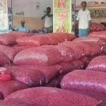 കുത്തനെ ഇടിഞ്ഞ് ഉള്ളിവില