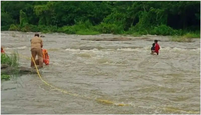 ചിറ്റൂര്‍ പുഴയുടെ നടുവില്‍ കുട്ടികള്‍ കുടുങ്ങി; മൂവരെയും അഗ്നിരക്ഷാസേന രക്ഷപ്പെടുത്തി