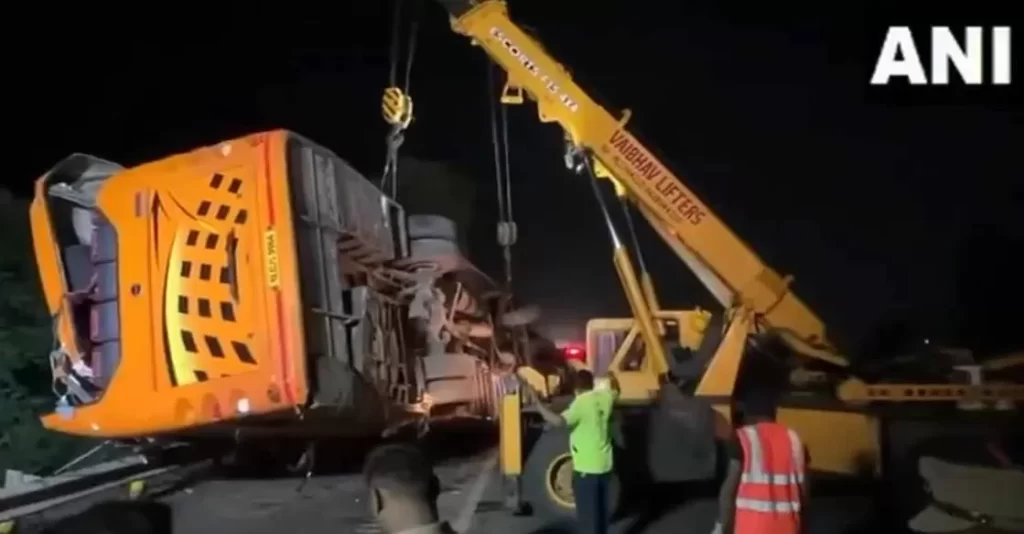 മുംബൈയിൽ ബസ് ട്രാക്ടറുമായി കൂട്ടിയിടിച്ച് താഴ്ചയിലേക്ക് മറിഞ്ഞ് 5 മരണം; നിരവധി പേർക്ക് പരുക്ക്