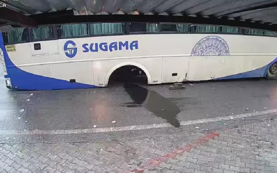 ഓടുന്ന ബസിന്റെ ടയർ പൊട്ടിത്തെറിച്ചു; യാത്രക്കാർ രക്ഷപ്പെട്ടത് തലനാരിഴയ്ക്ക്