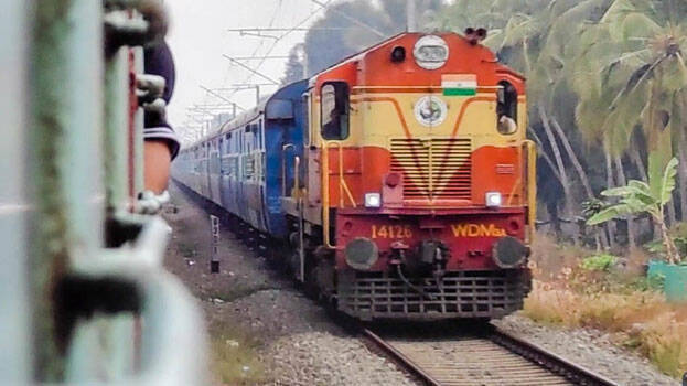 തീപിടിച്ചെന്ന് കരുതി ഓടുന്ന ട്രെയിനിൽനിന്ന് പുറത്തേക്ക് ചാടി യാത്രക്കാർ; ആറ് പേർക്ക് പരുക്ക്