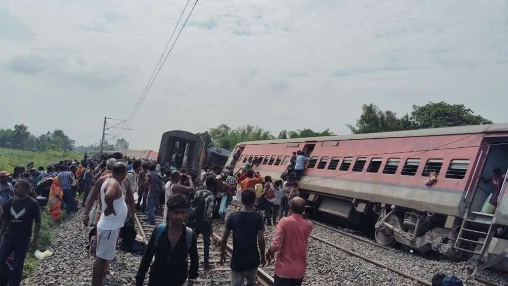 യുപിയില്‍ ട്രെയിൻ അപകടം; 10 കോച്ചുകള്‍ പാളം തെറ്റി